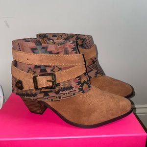 Betsey Johnson strappy foldover kitten heel in brown leather